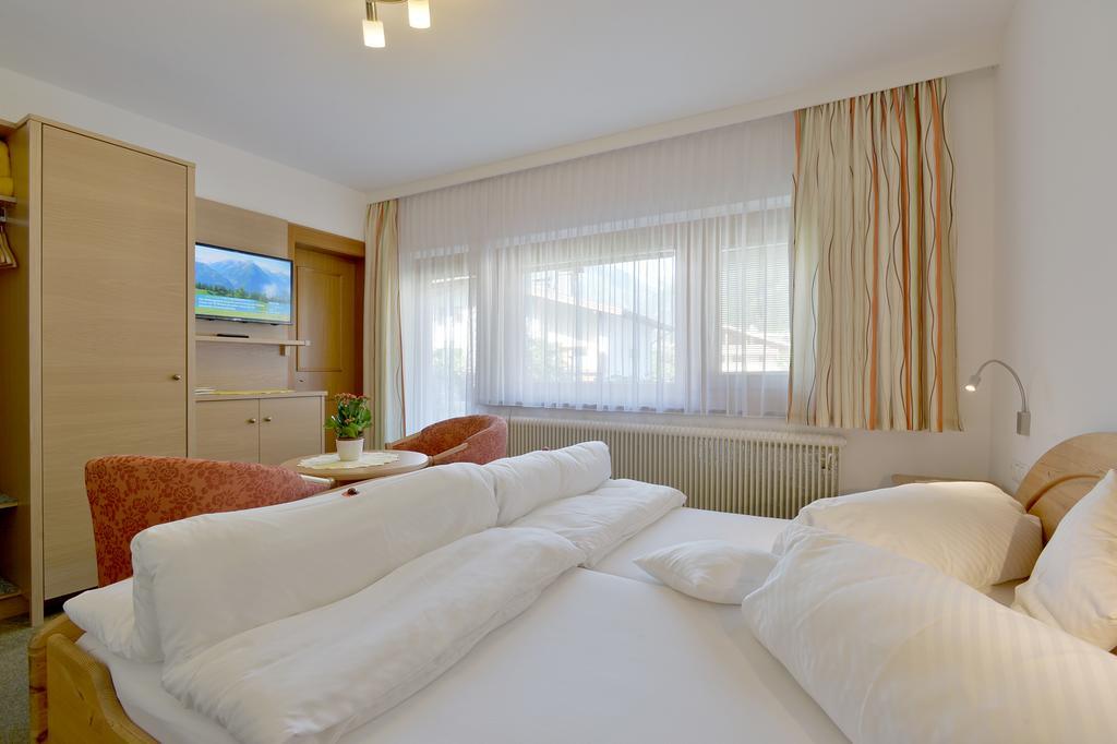 Gaestehaus Ahornblick Mayrhofen Pokój zdjęcie
